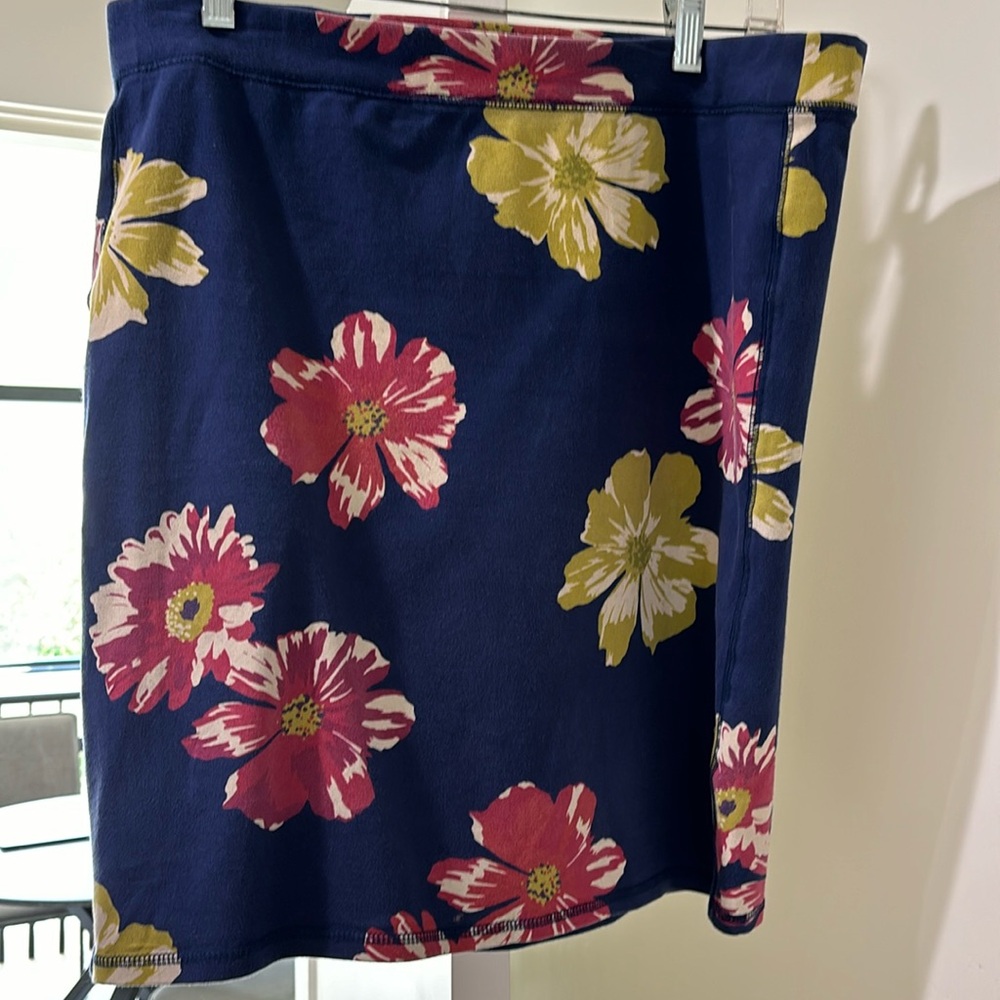 Short form fitting old navy skirt. Cute and casual.